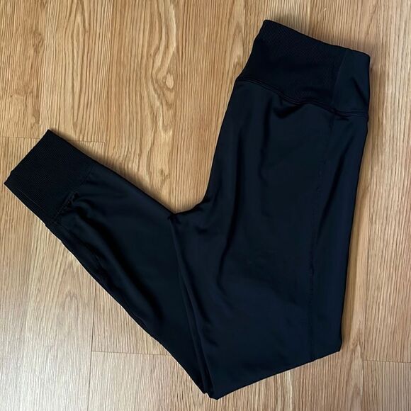 REEBOK SIZE LARGE JOGGERS IN LIKE NEW CONDITION - Picture 3 of 4